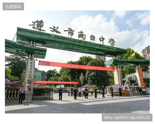 篮球场边爆发激烈冲突，安保全程死命拉人